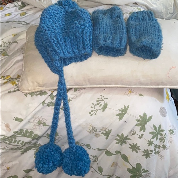 Romanian Hand Knit teal hat and fingerless gloves. - Picture 8 of 8